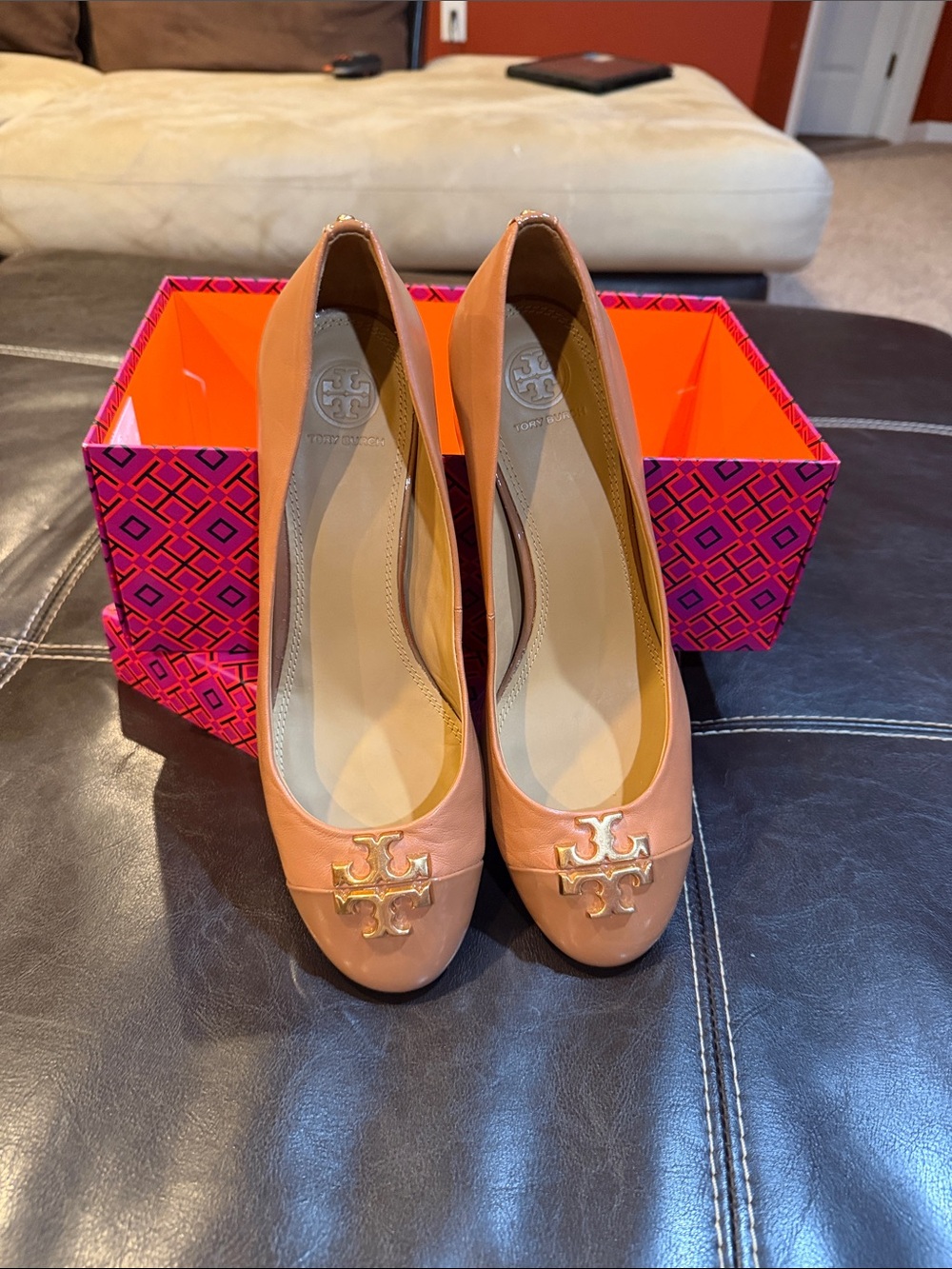 Tory Burch New in Box Everly pump 50mm. Tan/tan